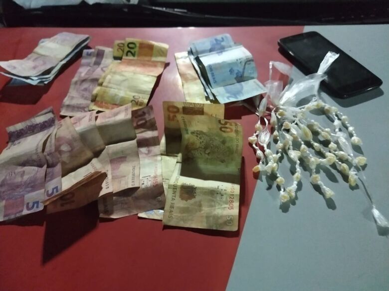 Polícia Militar apreende crack no CDHU; jovem de 18 anos é detida - Crédito: São Carlos Agora