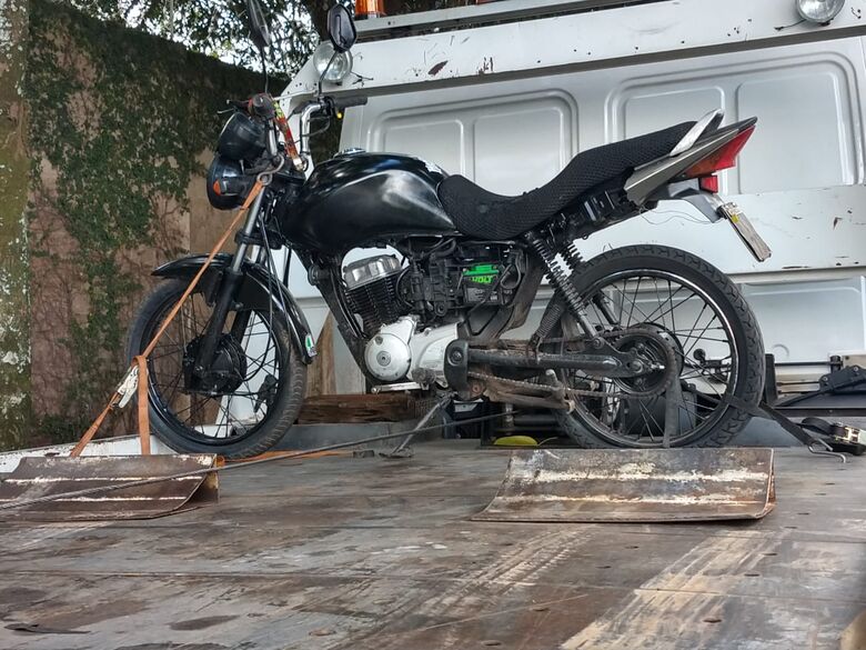 Moto de origem suspeita é apreendida no Cidade Aracy II - Crédito: São Carlos Agora