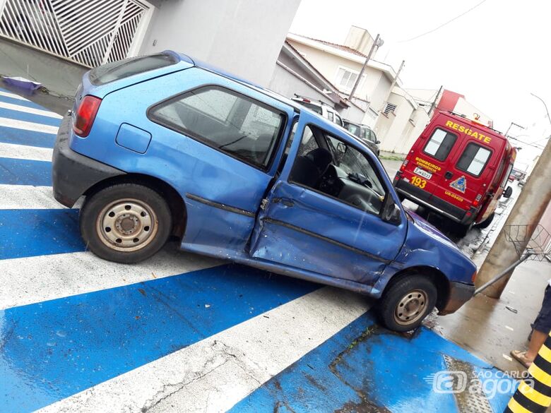 Carro colide em poste e uma idosa fica ferida - Crédito: São Carlos Agora