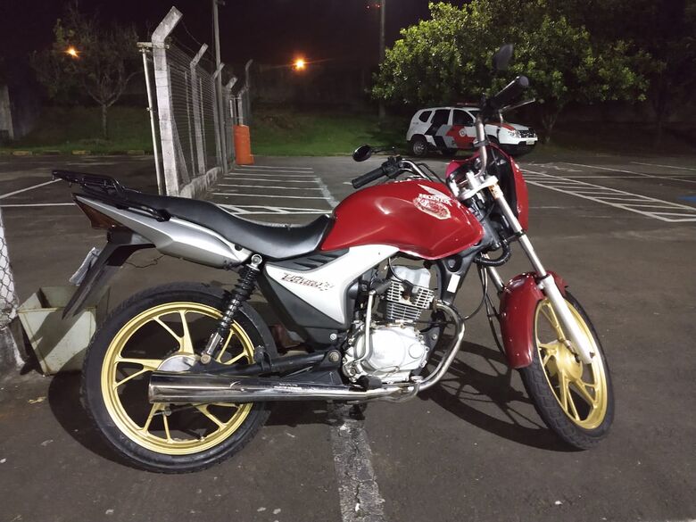Jovem é detido com moto que havia desaparecido junto com o proprietário - Crédito: São Carlos Agora