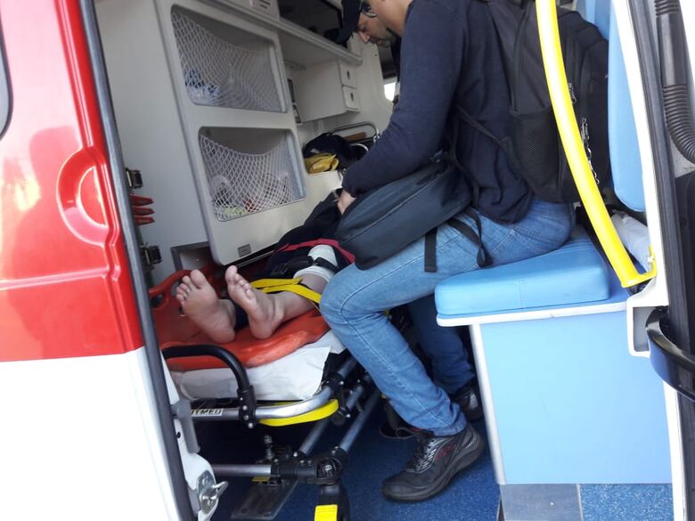 Carro ‘fura’ pare e colide em moto; um ferido - Crédito: São Carlos Agora