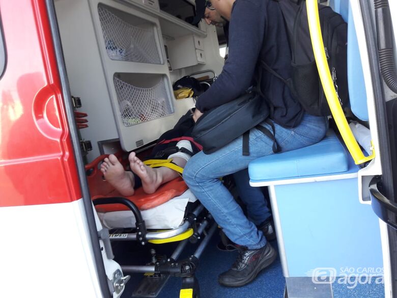 Carro ‘fura’ pare e colide em moto; um ferido - Crédito: São Carlos Agora