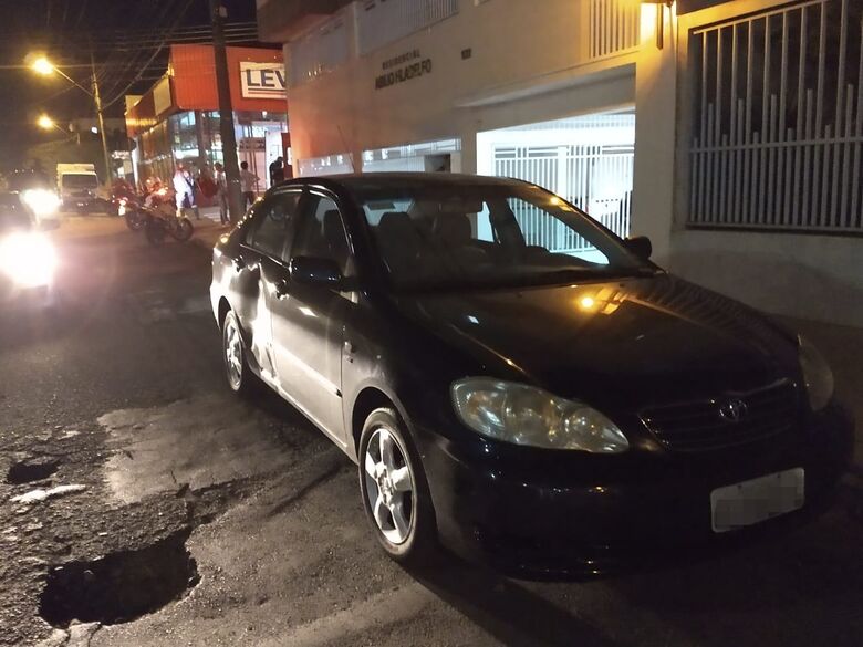 Motorista avança pare e causa colisão deixando motociclista ferido - Crédito: São Carlos Agora