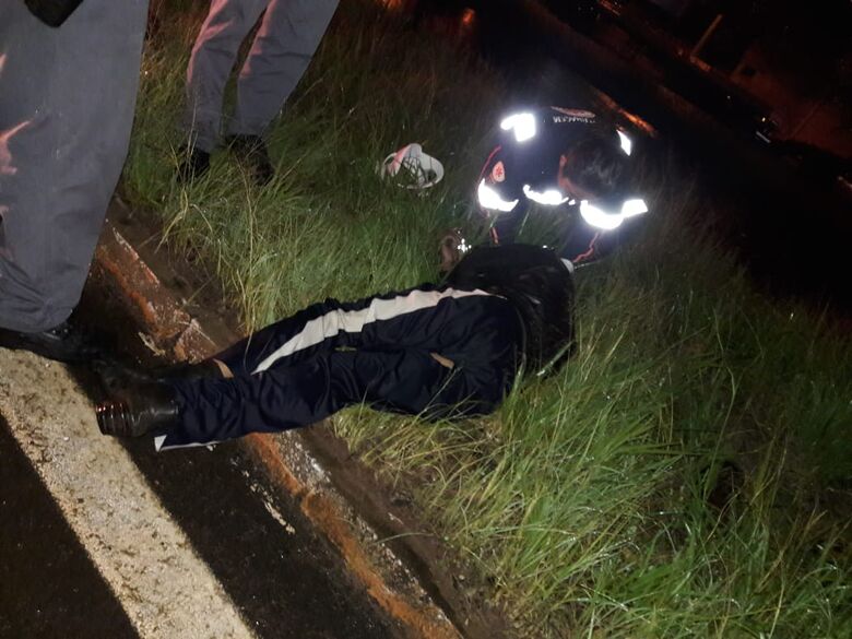 Motociclista é encontrado caído na rodovia SP-215 - Crédito: São Carlos Agora