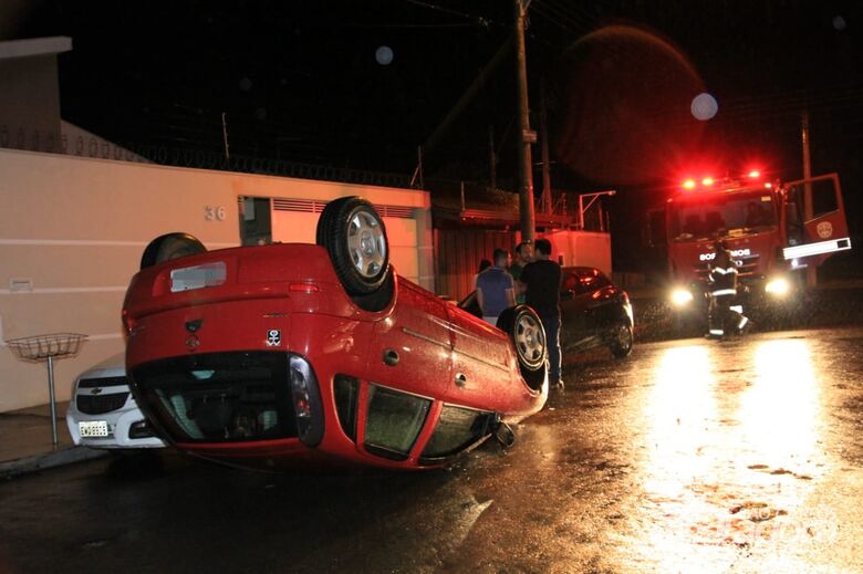 Motorista se distrai e capota carro no Itamaraty - Crédito: São Carlos Agora