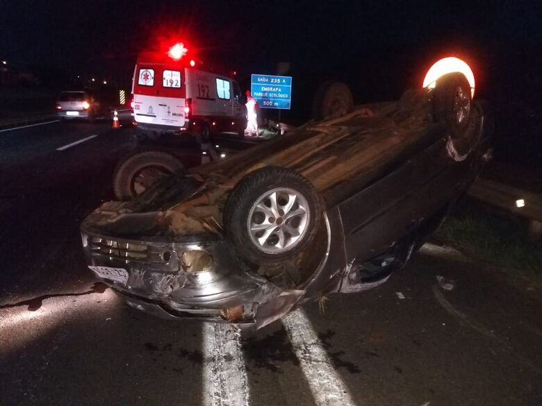 Após colisão, carros capotam e uma pessoa fica gravemente ferida na WL - Crédito: São Carlos Agora