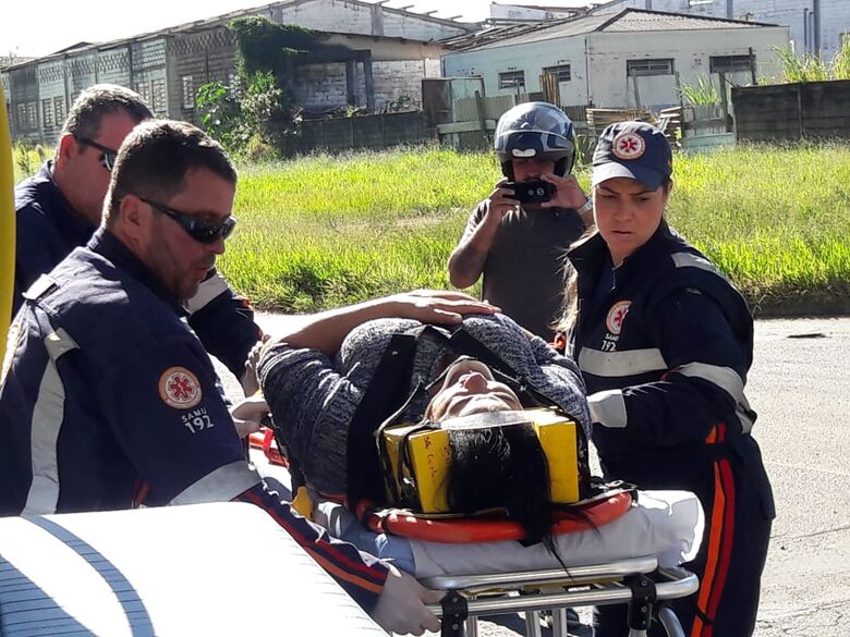 Motociclista cai após freada brusca para evitar colisão em caminhão - Crédito: São Carlos Agora