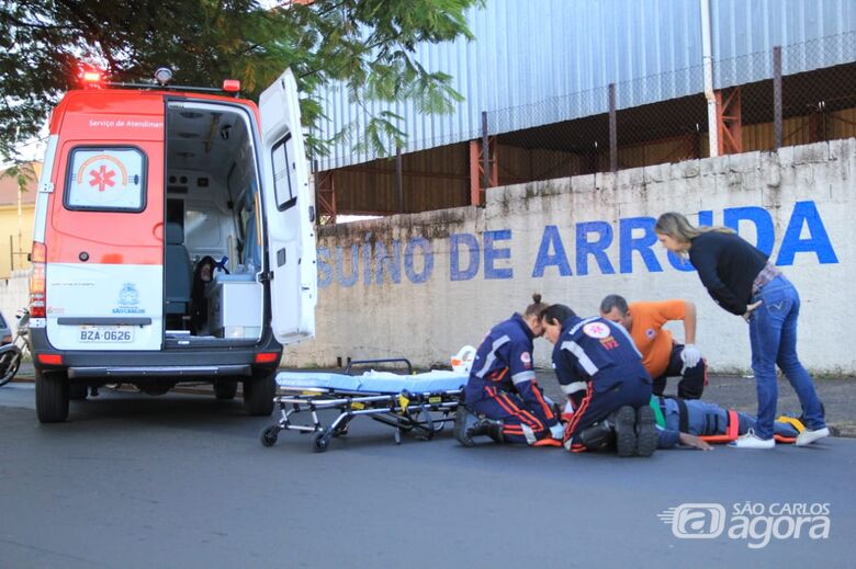 Motociclista fica ferido após sofrer queda em frente à escola Jesuíno de Arruda - Crédito: São Carlos Agora