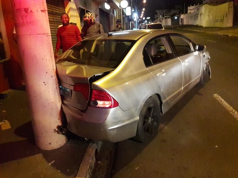 Motorista sofre ataque epilético ao volante e bate em poste - Crédito: São Carlos Agora