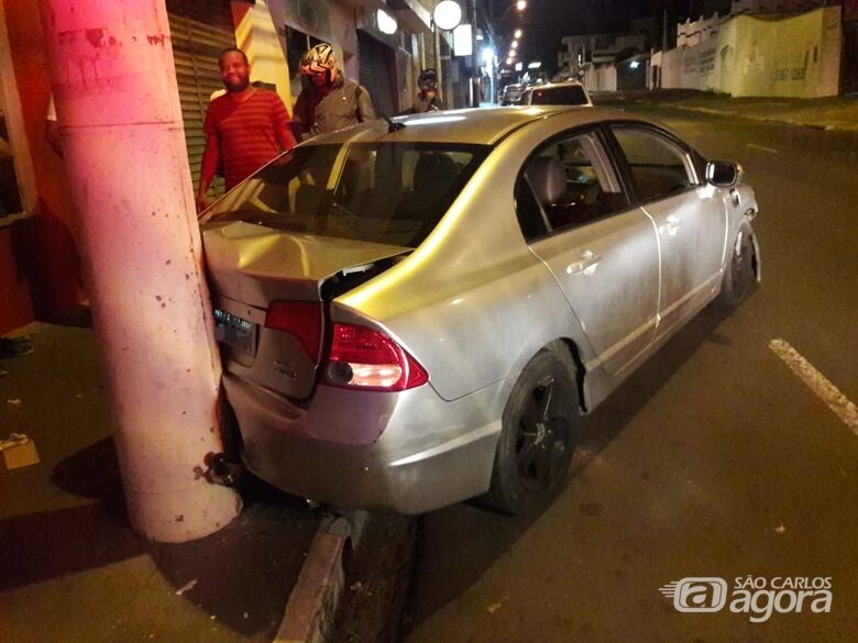 Motorista sofre ataque epilético ao volante e bate em poste - Crédito: São Carlos Agora