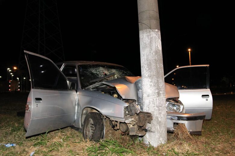 Cinco pessoas ficam feridas após carro bater em poste na rotatória do Cedrinho - Crédito: São Carlos Agora