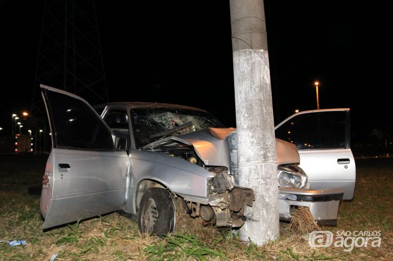 Cinco pessoas ficam feridas após carro bater em poste na rotatória do Cedrinho - Crédito: São Carlos Agora