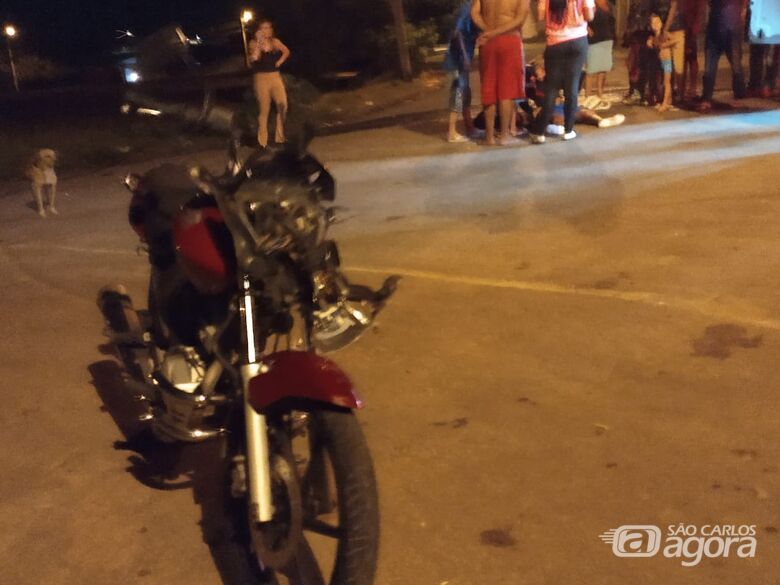 Motociclista fica ferido em colisão após ter a frente cortada - Crédito: São Carlos Agora