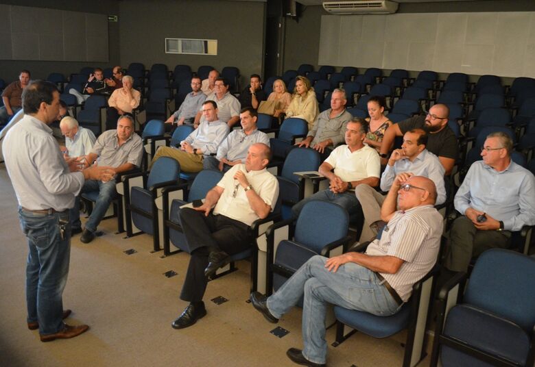 Engenheiro apresenta projeto de construção de acesso na Rodovia Washington Luís -