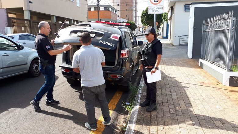 Três pessoas são presas durante a operação "Cronos II" em São Carlos - Crédito: Divulgação/PC