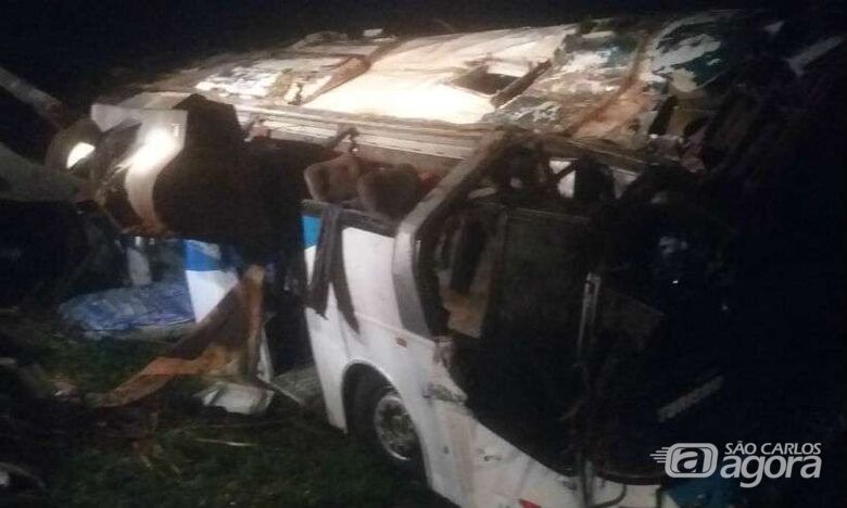Três pessoas morrem e mais de 30 ficam feridas em acidente com ônibus no interior de SP - Crédito: Araraquara 24 Horas
