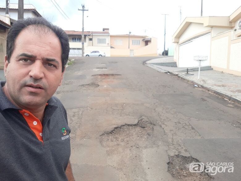 Sérgio Rocha solicita serviço de recape no bairro Vila Costa do Sol - Crédito: Divulgação