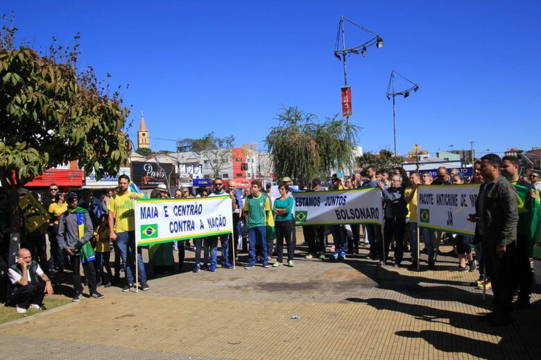 Manifestantes se reúnem na Praça do Mercado em ato pró-Bolsonaro - Crédito: Marco Lúcio
