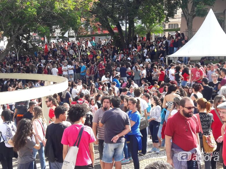 Estudantes tomam o Centro de São Carlos em protesto contra o corte de verbas - Crédito: Maycon Maximino