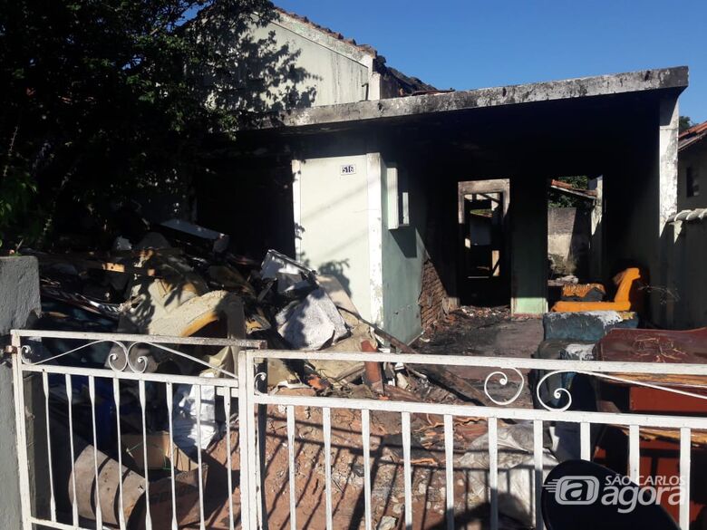 Briga acaba com três casas consumidas por incêndio na Vila Prado - Crédito: Maycon Maximino
