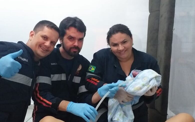 Samu auxilia no nascimento de bebê dentro de casa -