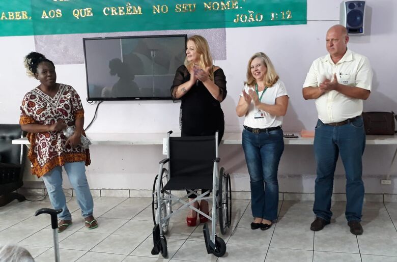 Após 3 anos, são-carlense junta 350 mil lacres e conquista cadeira de rodas para abrigo de idosos - Crédito: Divulgação