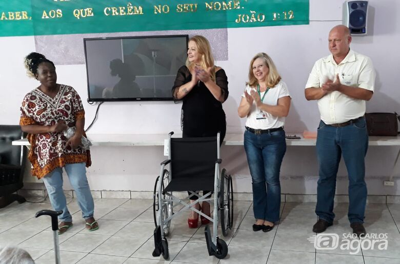 Após 3 anos, são-carlense junta 350 mil lacres e conquista cadeira de rodas para abrigo de idosos - Crédito: Divulgação