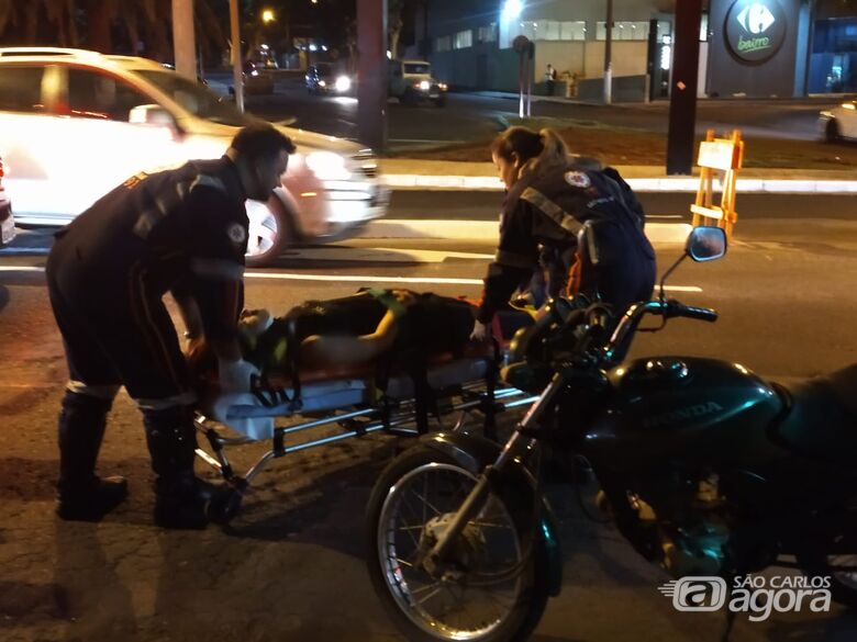 Jovem é atropelada na avenida São Carlos - Crédito: Luciano Lopes