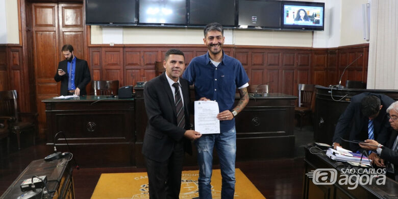 Edson Ferreira entrega Moção de Congratulação ao cabeleireiro Leandro Scarlato - Crédito: Divulgação