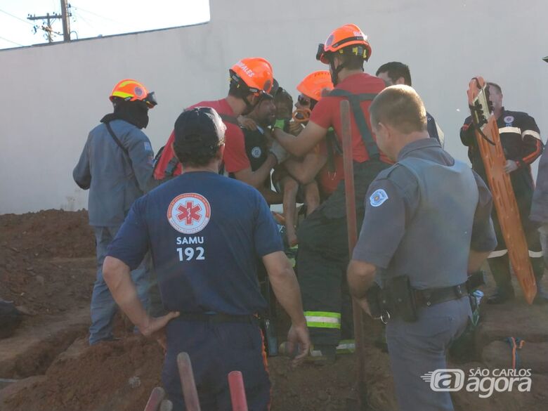 Garoto que ficou preso em buraco é retirado pelas equipes de socorro - Crédito: Luciano Lopes