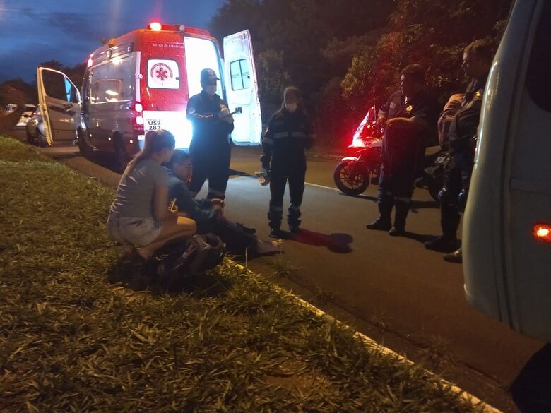 Motociclista sofre acidente em frente ao Moradas II - Crédito: São Carlos Agora
