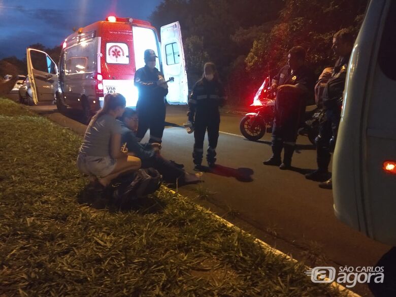 Motociclista sofre acidente em frente ao Moradas II - Crédito: São Carlos Agora