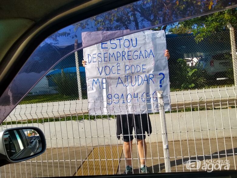 Em um ‘grito de desespero’, mulher utiliza cartaz para pedir trabalho - Crédito: Divulgação