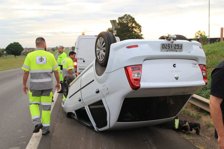 Carro capota e jovem fica ferido na Washington Luis em São Carlos - Crédito: Marco Lucio