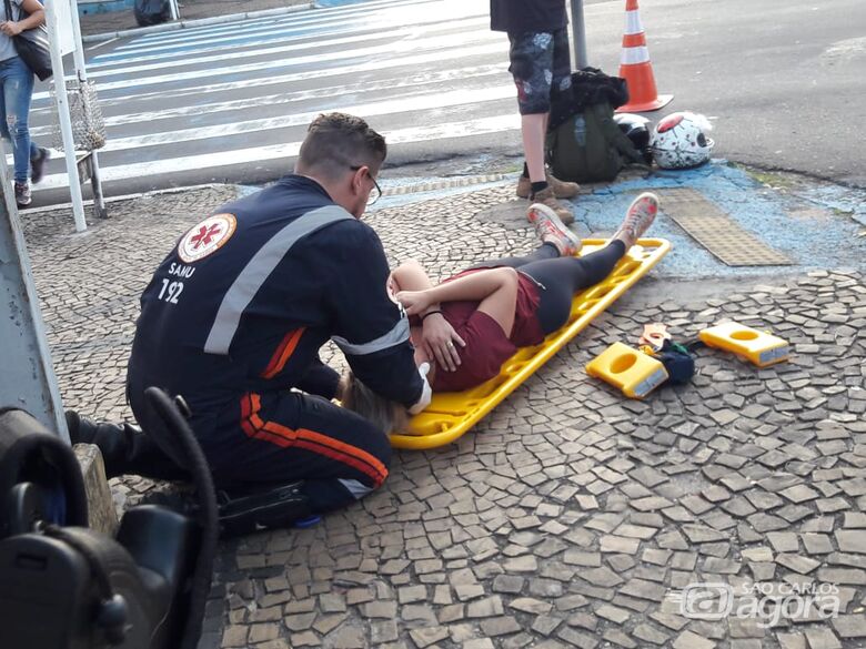 Colisão entre motos deixa mulher ferida no Centro - Crédito: São Carlos Agora