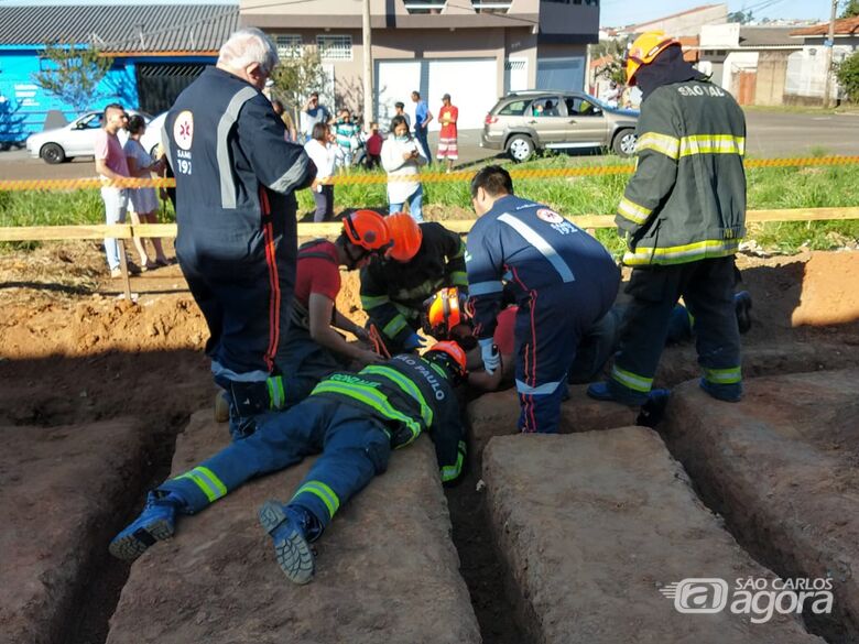 Garoto cai em buraco e Bombeiros e Samu tentam resgatá-lo -