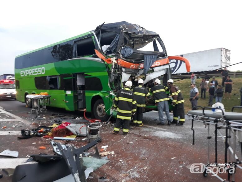 Colisão entre ônibus e caminhão deixa ao menos 17 feridos em estrada da região - Crédito: Whatssapp