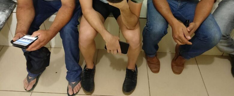 Três são flagrados fazendo gestos obscenos no banheiro da rodoviária - Crédito: Divulgação