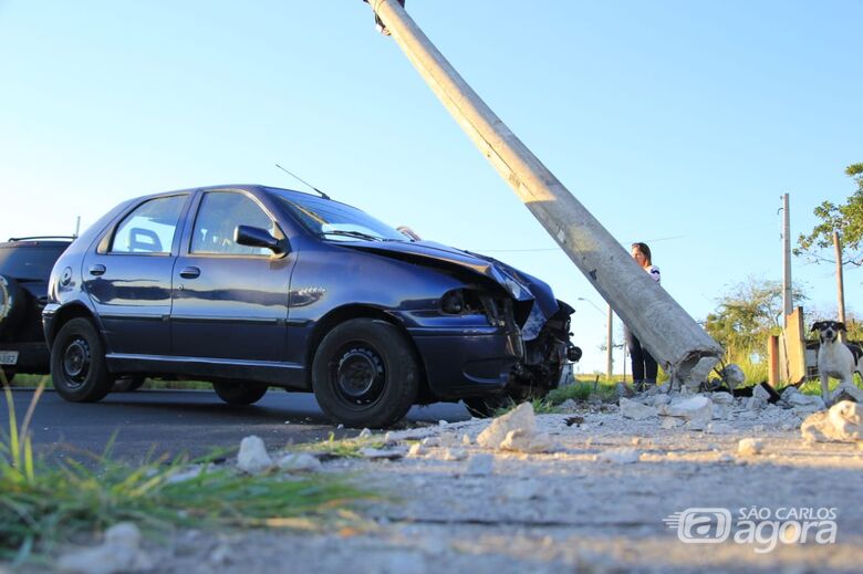 Motorista derruba poste em estrada municipal - Crédito: Marco Lucio