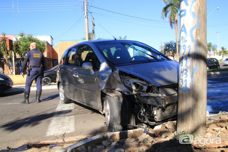 Carro bate em poste na frente da base do Samu - Crédito: Marco Lucio