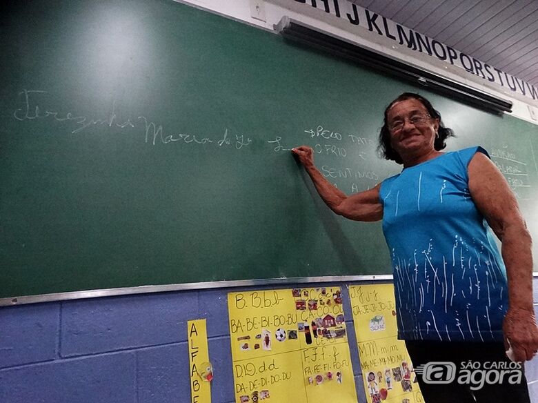 Simpática e sorridente, Dona Terezinha, aos 83 anos aprende a ler e escrever - Crédito: Marcos Escrivani