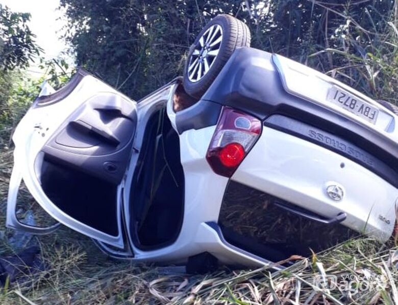 Bandidos capotam carro furtado na área rural de São Carlos - Crédito: São Carlos Agora