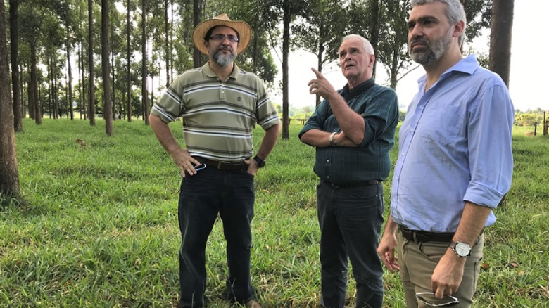 Pesquisadores uruguaios conhecem em São Carlos instrumentos de precisão no campo - Crédito: Ana Maio
