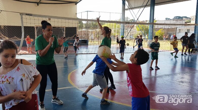 Ex-levantadora da Seleção Brasileira de Vôlei participa do Dia do Desafio em São Carlos -