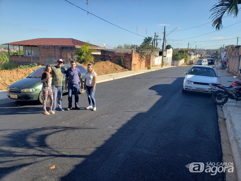 Após 30 anos de espera moradores comemoram pavimentação de Rua no Jardim Santa Teresa - Crédito: Divulgação