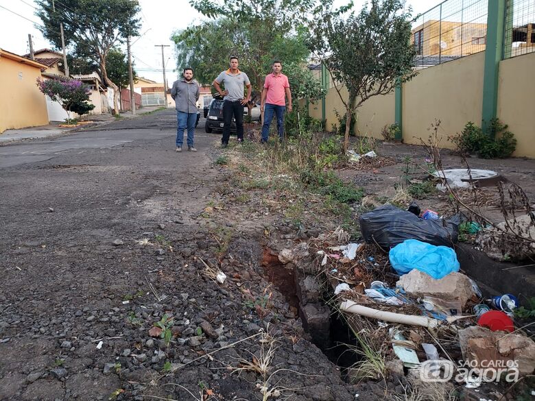 Vereador Edson Ferreira pede melhorias em rua ao lado do Cefa - Crédito: Divulgação