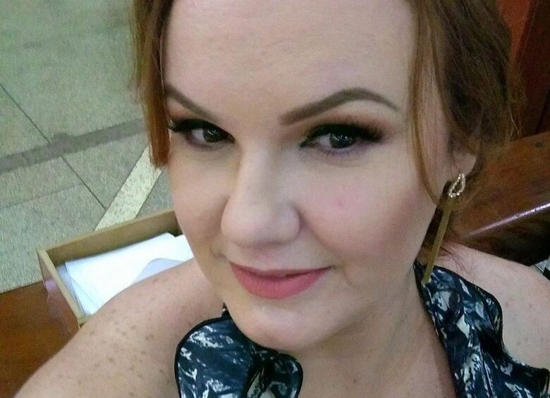 Sob forte comoção, corpo de Juliana Gradin é enterrado em São Carlos -