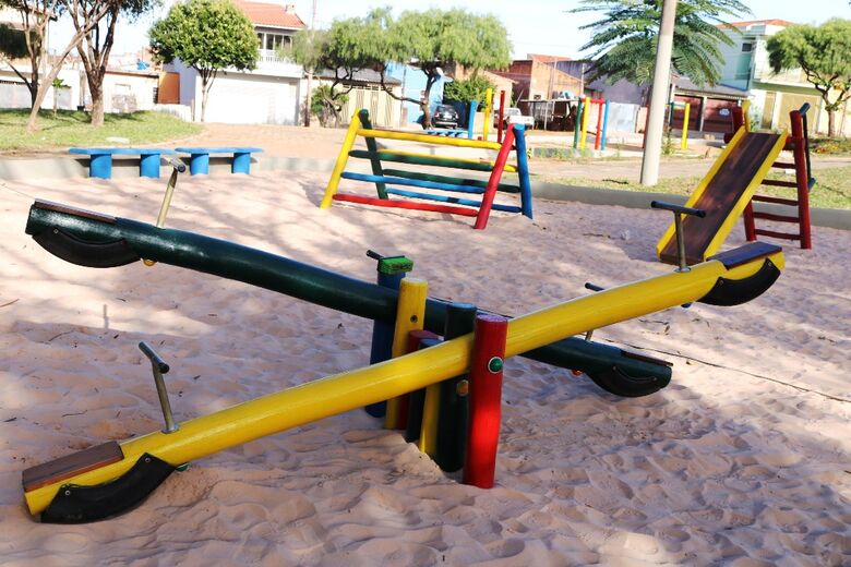 Secretaria de Serviços Públicos reforma brinquedos dos parquinhos infantis - Crédito: Divulgação
