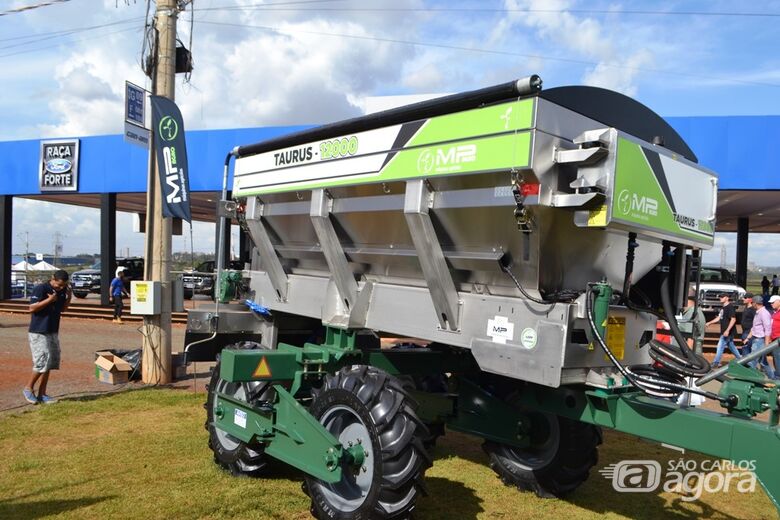 Zé Parella visita estande de empresa ibateense na Agrishow 2019 - Crédito: Divulgação