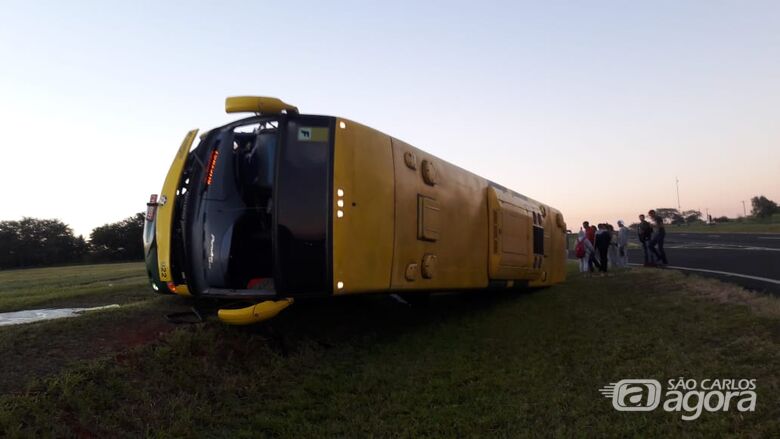 Ônibus que levava turistas para Olímpia tomba e motorista morre em estrada da região - Crédito: Fotos Whatsapp